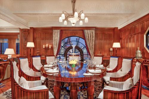 Létesítmények, Fairmont Peace Hotel on the Bund near Oriental Pearl torony