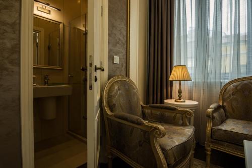Double Deluxe with Balcony image 8