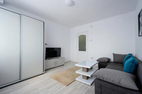 Single room with private bath apartment