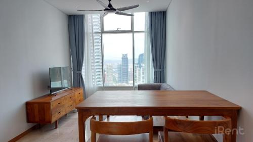 Sky Suites with KLCC Twin Tower View by iRent365