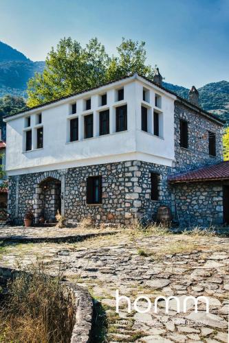 Mont Parnasse Traditional homm in Lilea 10ppl gîte à louer Leonidas monument
