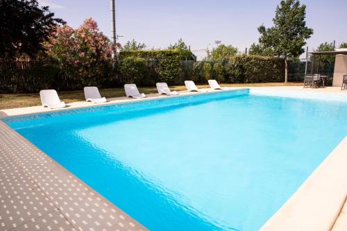 Swimming pool, Residhome Toulouse Occitania in Casselardit
