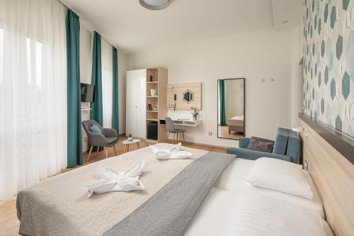 2 twin beds, 1 sofa bed