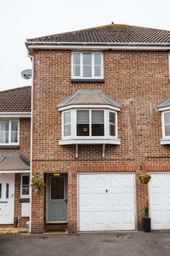 Exterior view, Beautiful Town House with Private Garden and Patio near Little Heath