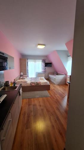1 queen bed, 2 twin beds