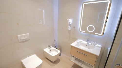Bathroom, Granda Hotel in Tirana