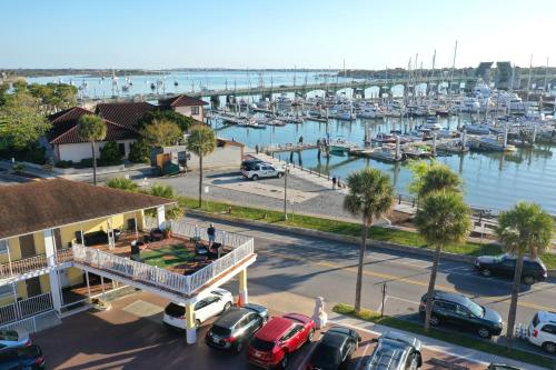 Historic Waterfront Marion Motor Lodge in downtown St Augustine - 발코니/테라스