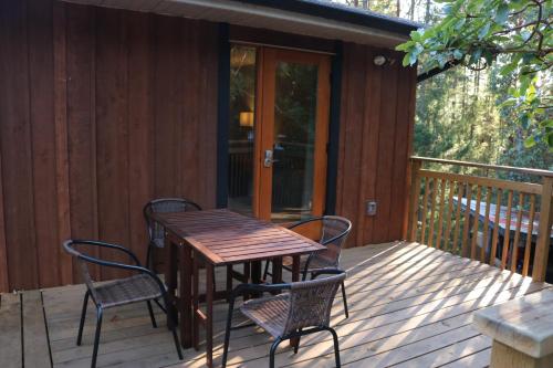 Balcony/terrace, Five Elements Lodge B&B with Outdoor Spa in Salt Spring Island (BC)