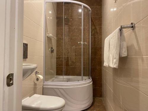 Seven Cabins Hotel - image 9