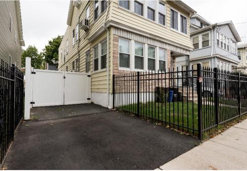 Master Ensuite Duplex Ideal for Big Traveling Groups Near EWR NYC AmericanDream Six Flags