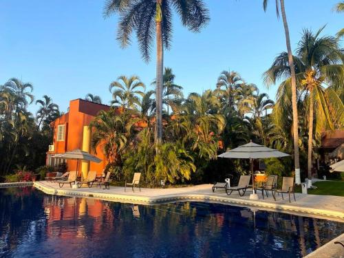 Tropical 4 bedroom Beach House with Pool