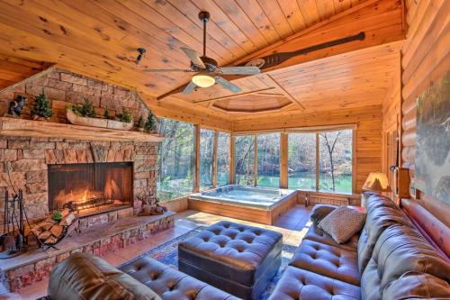 Cherry Lake Lodge with Hot Tub, Fire Pit and Game Room in Blue Ridge, USA