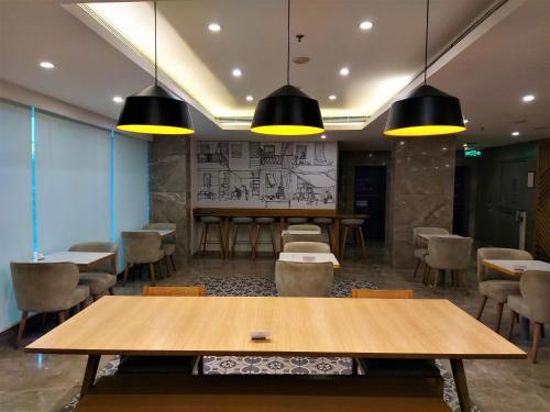 홀리데이 인 익스프레스 아마다바드 프랄라드 나가르 바이 IHG - 레스토랑