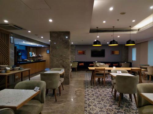 홀리데이 인 익스프레스 아마다바드 프랄라드 나가르 바이 IHG - 레스토랑