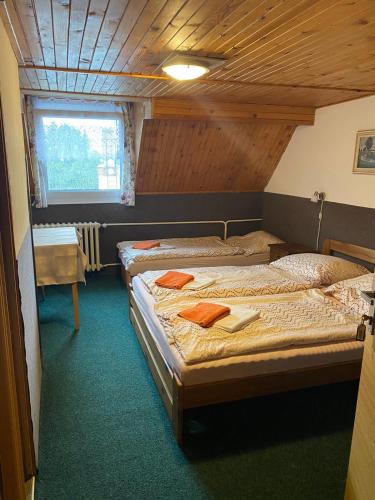 1 queen bed, 1 twin bed