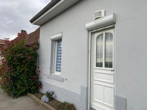 Maison de village avec jardin 15mn des plages, wifi, 2 chambres, jardin