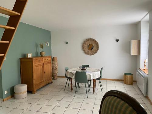 Maison de village avec jardin 15mn des plages, wifi, 2 chambres, jardin