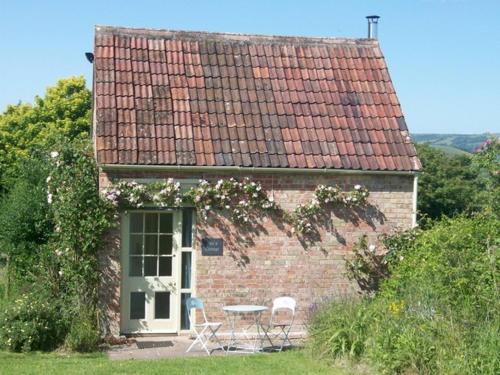 Pass The Keys Ian's Cottage, Wedmore - country cottage for two