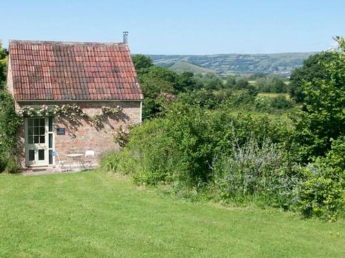 Pass The Keys Ian's Cottage, Wedmore - country cottage for two