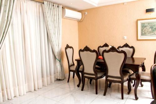 Residence Le Bonheur - 2 Bed Apartment by Douala Mall/Airport - image 3