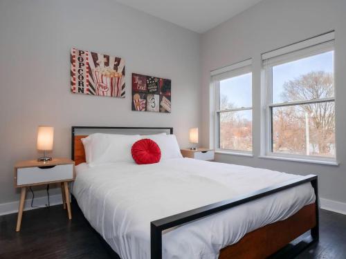 2 Bedroom Luxury Condo Minutes from Downtown- A1
