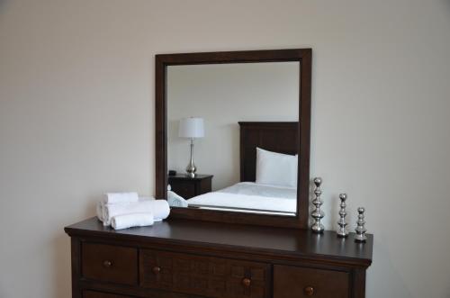 Hollywood Education Square 30 Day Rentals - image 10