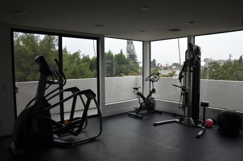 Hollywood Education Square 30 Day Rentals - image 3