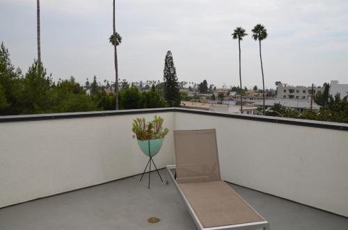 Hollywood Education Square 30 Day Rentals - image 11