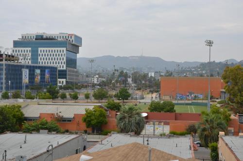 Hollywood Education Square 30 Day Rentals - image 14
