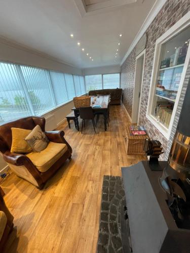 Amazing Alps and Loch views - HOT TUB and pet friendly in 阿羅查