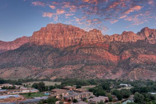 Red Rock Inn Cottages