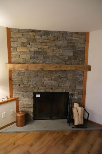 Trail Creek: Walk to lifts, ski home! Closest unit to lifts, ski home trail, sports center - Apartment - Killington