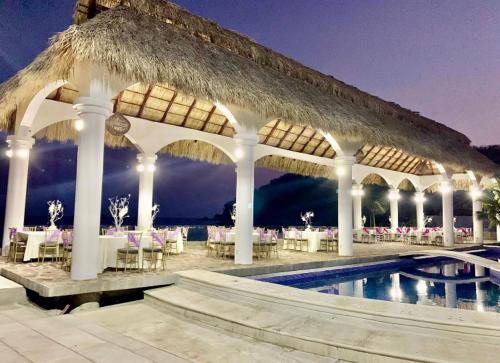 QUEEN BEACH HUATULCO