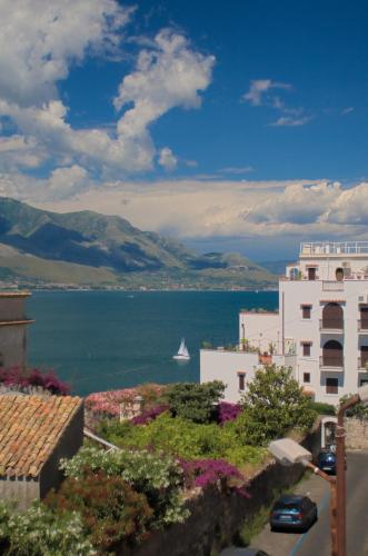 Double or Twin Room with Sea View image 1
