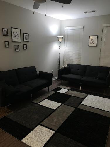 2 bedroom 2 bath close to night clubs and restaurants