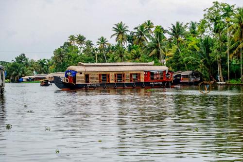 Grand Villa Houseboat