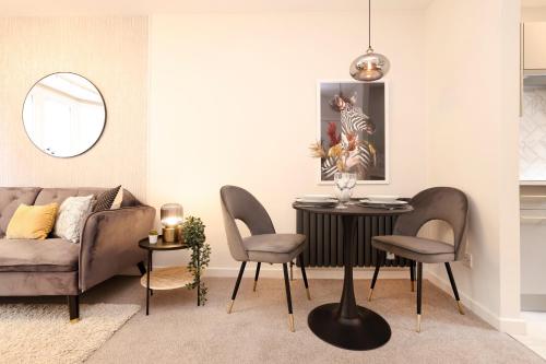 JOIVY Modern 1 bed Flat in West End, close to Princes Gardens, Edinburgh (photo 4)