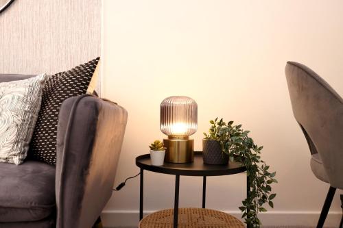 JOIVY Modern 1 bed Flat in West End, close to Princes Gardens, Edinburgh (photo 8)