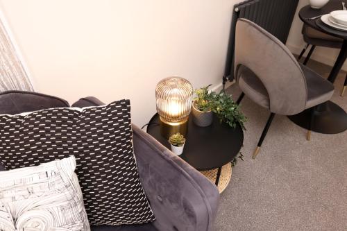 JOIVY Modern 1 bed Flat in West End, close to Princes Gardens, Edinburgh (photo 9)