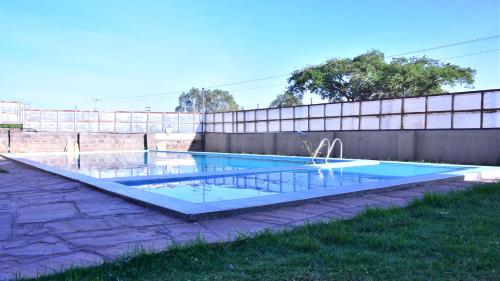 בריכת שחיה, Essy's Apartments Nakuru with pool & GYM in Nakuru