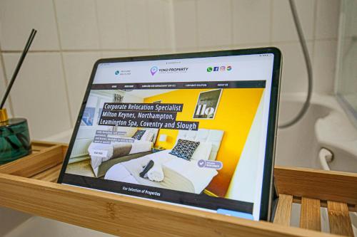 Tattenhoe House with Free Parking, Garden and Smart TV by Yoko Property
