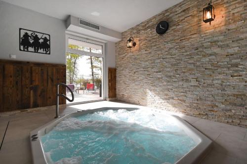 อ่างแช่น้ำร้อน, Hotel Mazuria Country & SPA in มราโกโว