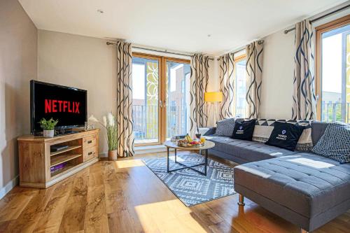 Luxury Central MK Apartment with Free Parking, Balcony and Smart TV with Sky TV and Netflix by Yoko Property