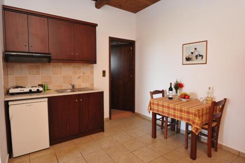 Kitchen, Kavousi Resort in Kissamos