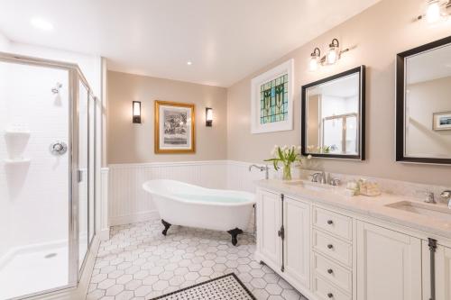 Bar Harbor Inn and Spa - 샤워실