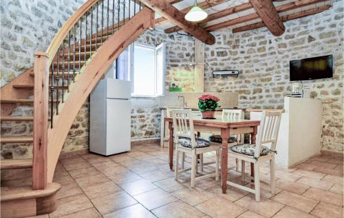Beautiful home in Bagnols sur ceze with 1 Bedrooms gîte à louer Bois de Gicon