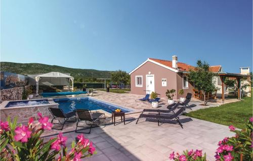  Stunning Home In Radosic With 2 Bedrooms, Outdoor Swimming Pool And Heated Swimming Pool, Pension in Radošić bei Crivac