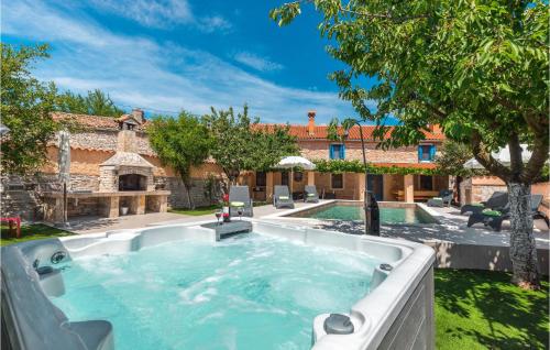  Amazing Home In Barban-sajini With Jacuzzi, Wifi And Outdoor Swimming Pool in 52207 Šajini