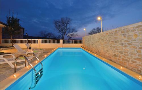  Two-Bedroom Holiday home Krusevo with an Outdoor Swimming Pool 04, Pension in Kruševo