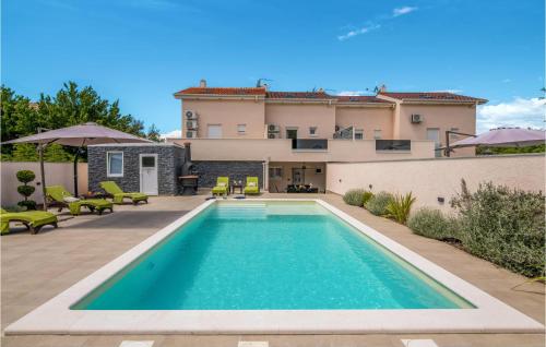  Awesome home in Brzac with 3 Bedrooms, WiFi and Outdoor swimming pool, Ferienwohnung in Brzac